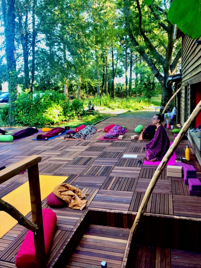 La Parenthèse Retraites Yoga Stages Yoga Cours Hatha Yoga Méditation Mindfulness Pleine conscience Bien-être Nantes Blain Proche Bretagne - Cours de Yoga sur La terrasse